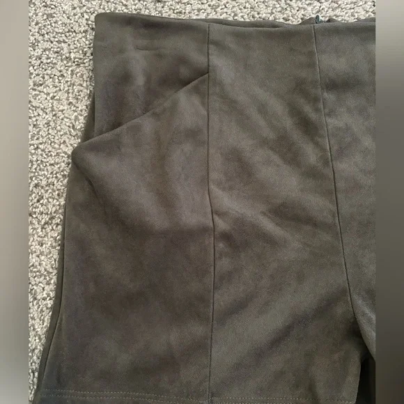 LE LIS Deep Olive Velvet Shorts - Picture 2 of 7